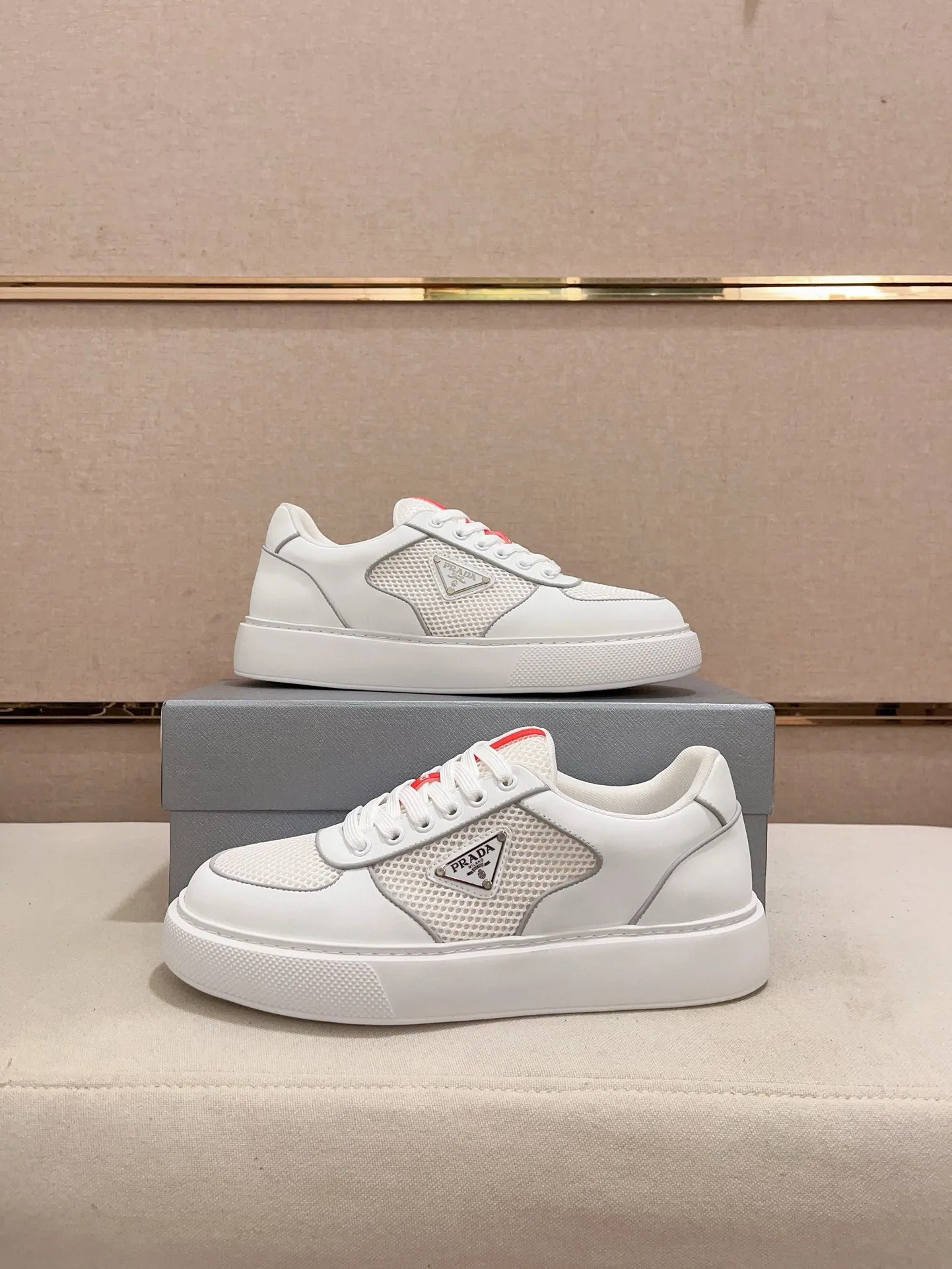 Men's shoes 💰 580💰 ✔️✔️✔️High-quality new PRADA counters are launched at the same time. The new men's shoes and 😘fabrics are selected from first-layer cowhide and are made by pure handicrafts. Lining: Full cowhide lining. 👍🏿 High-end ☄️ air-cushion molded anti-slip rubber outsole, exquisite lines, simple and elegant, comfortable and high-end for leisure travel. Code number: 38 to 44 (45 can be customized)